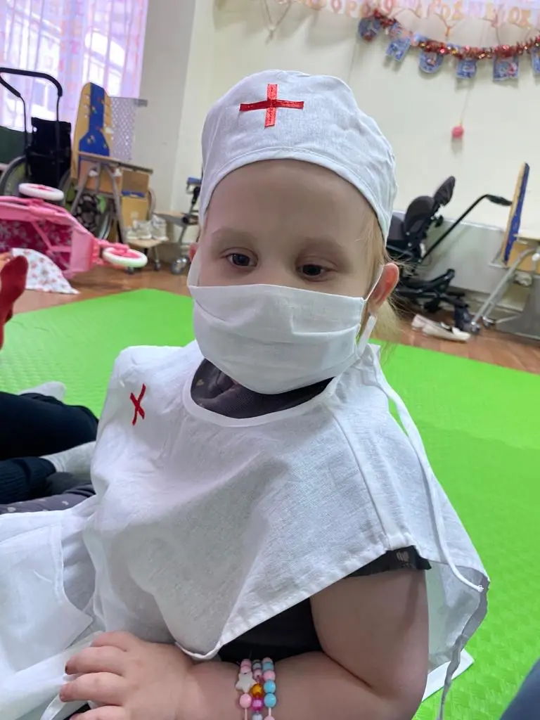 Столько много было больниц в её жизни,
Игры были такие, любила она быть в роли врача.
